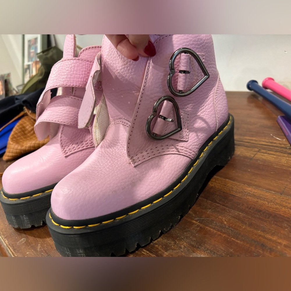 NWOT Dr. Martens DEVON HEART LEATHER PLATFORM BOOTS Size 5 $180